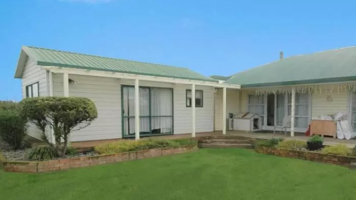 Lay litigant tries to force sale of $1m property