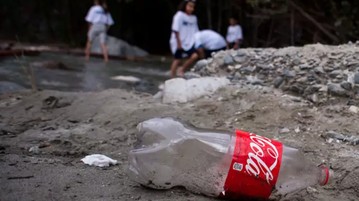 Coca-Cola weakens its goal of reducing single-use plastics