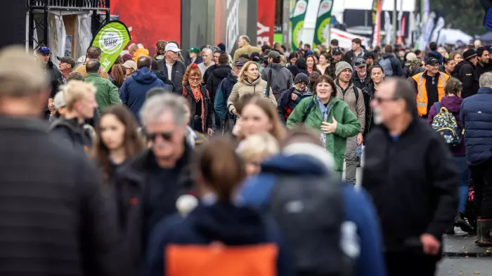 Cashed-up farmers balance spending, confidence returns