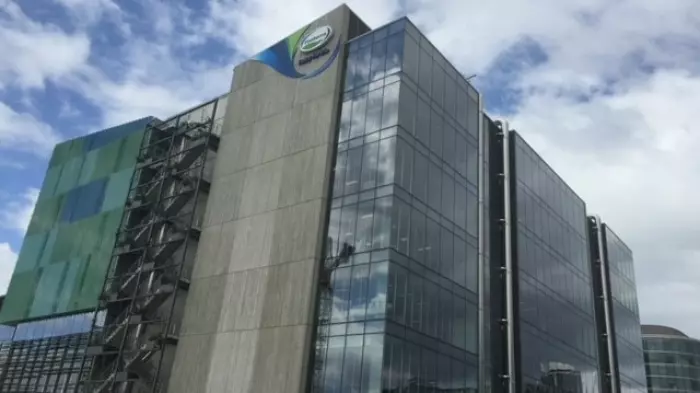 Why not take the knife to Fonterra’s management instead?