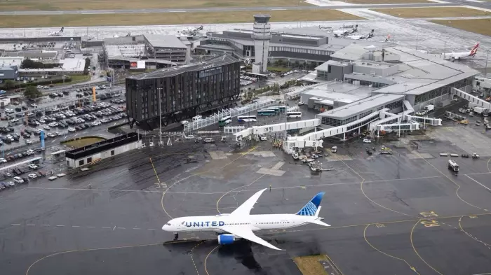 Hotel rooms fill up as US, Chinese tourists flock south