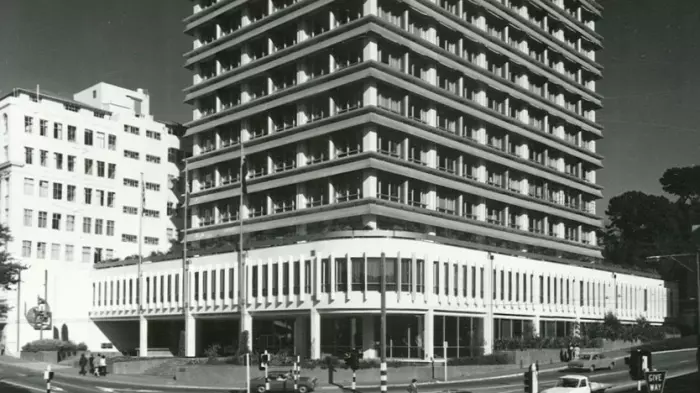 RBNZ signals direct bank funding this year; keeps policy unchanged