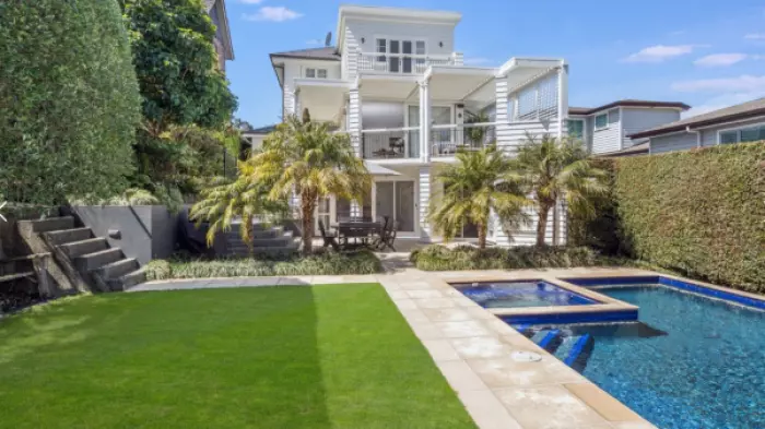 Hipkins won't intervene on Auckland Uni's sweet Parnell deal