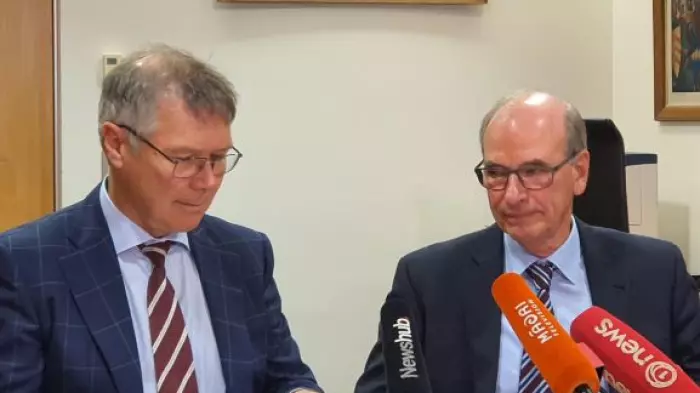 A new tangle at the heart of a new RMA