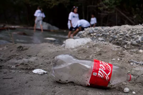 Coca-Cola weakens its goal of reducing single-use plastics