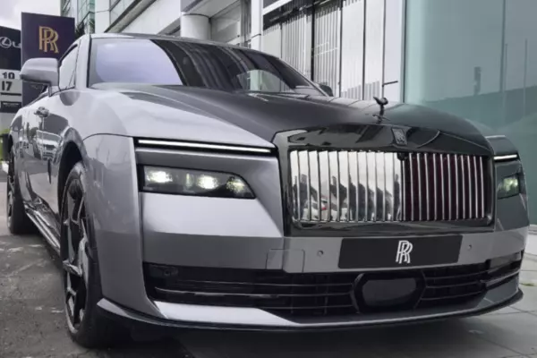 Rolls-Royce Black Badge Spectre: Infinity at your fingertips