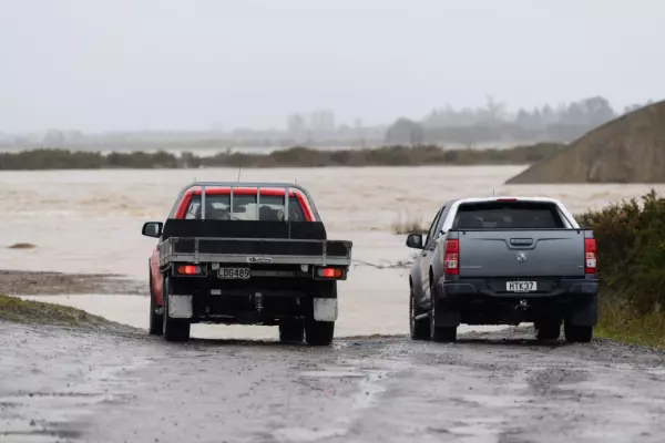 Floods cut off 30 Fonterra farms