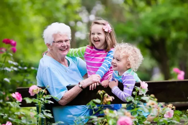 The age of the grandparents has arrived, with its pros and cons