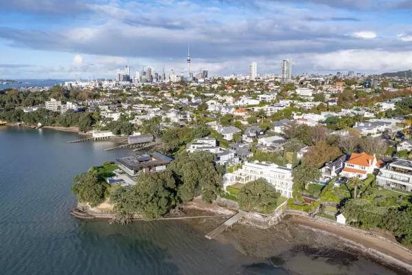 House sales for foreign investors 'favour the rich'