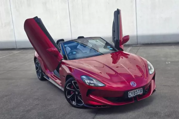 MG Cyberster 77kWh AWD: the doors of a billionaire