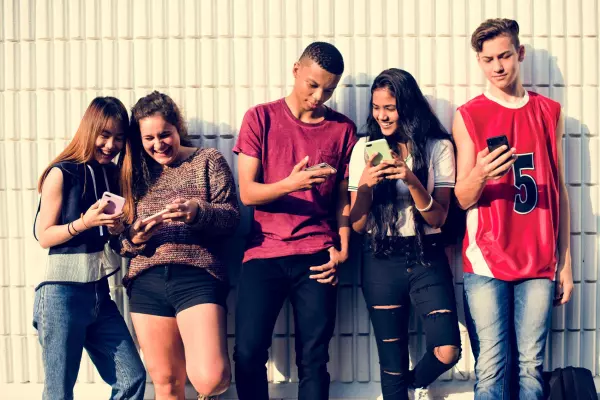 How social media creates flabby young brains