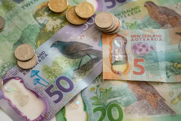 Kiwi dollar shrugs off Bank of Canada's rate cut