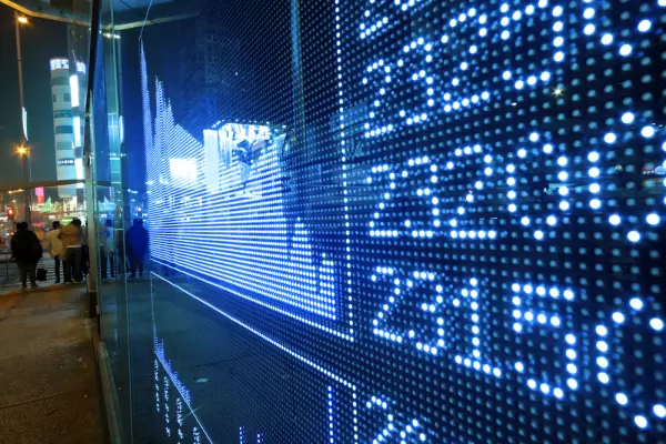 NZ sharemarket dips as investors await US data