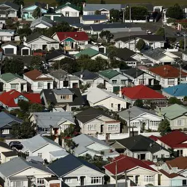 NZ's largest mortgage lender predicts 7% house-price drop