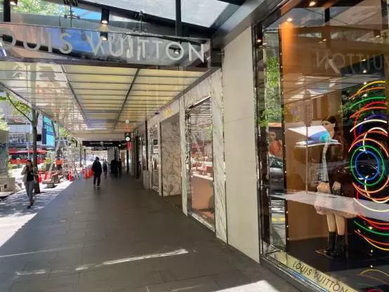 Consumers gloomier as omicron shadow looms