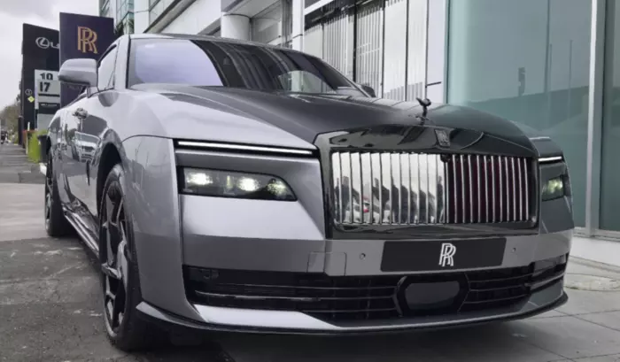 Rolls-Royce Black Badge Spectre: Infinity at your fingertips