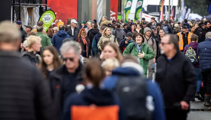 Cashed-up farmers balance spending and debt repayment as confidence returns