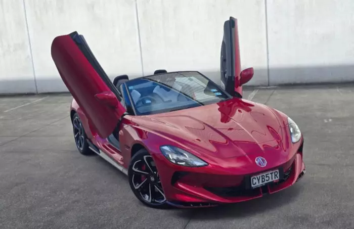 MG Cyberster 77kWh AWD: the doors of a billionaire