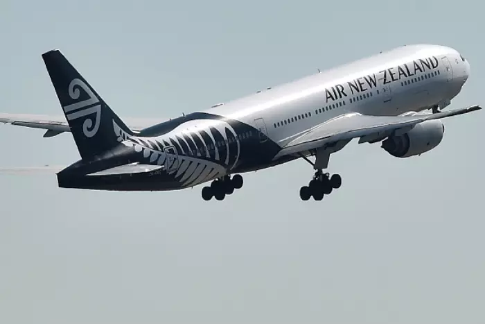 Investors hold Air NZ shares as trading resumes