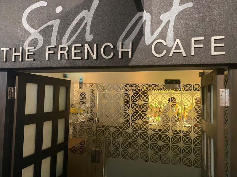 Review: Sid in the French Café – une nouvelle tournure sur un vieux thème